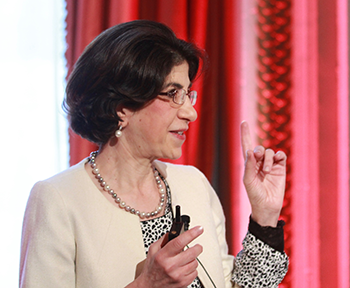 Fabiola Gianotti, directrice générale du CERN, s'exprimant lors d'une conférence.