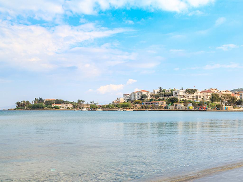 Des maisons sur la péninsule de Datça, en Turquie, entourées d’une eau bleue cristalline et d’une plage de sable