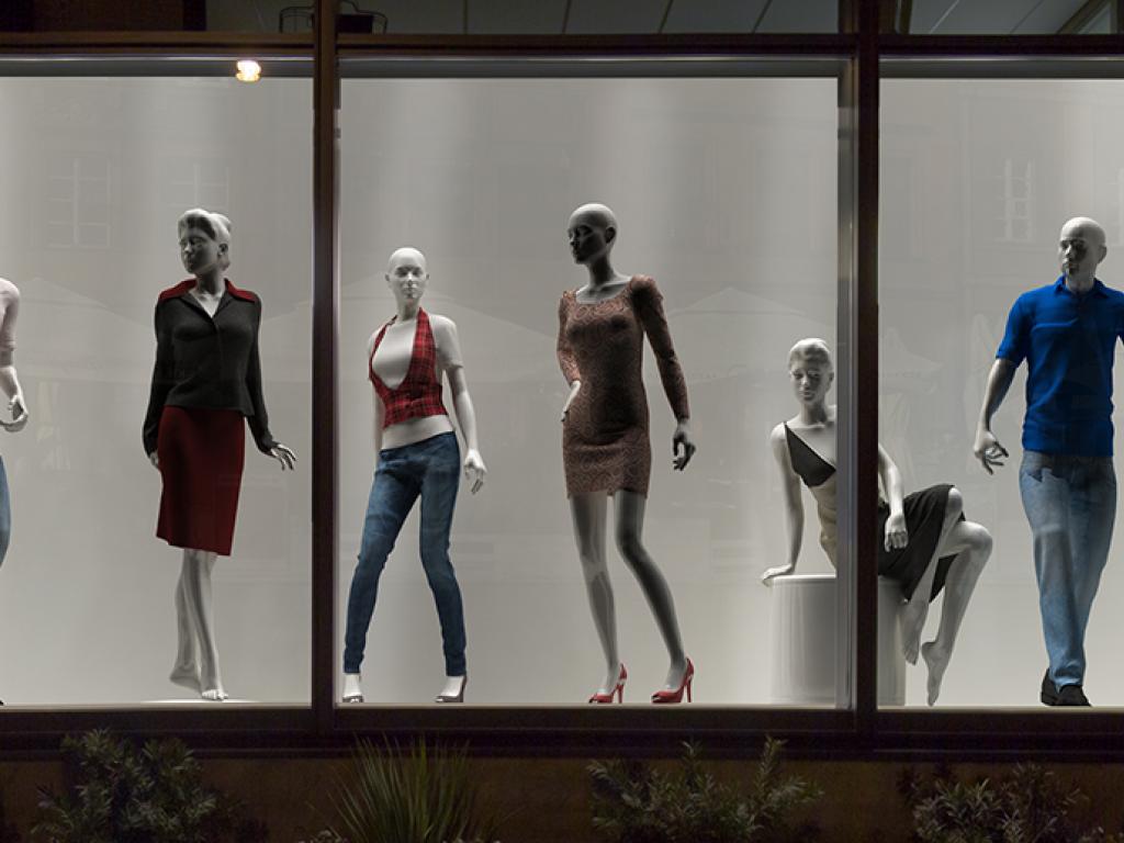 Un groupe de mannequins dans une vitrine.
