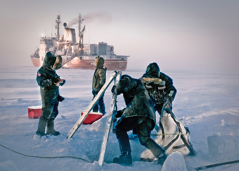 Des chercheurs et chercheuses posent des filets pour pêcher la morue arctique sous la glace de la mer de Beaufort.