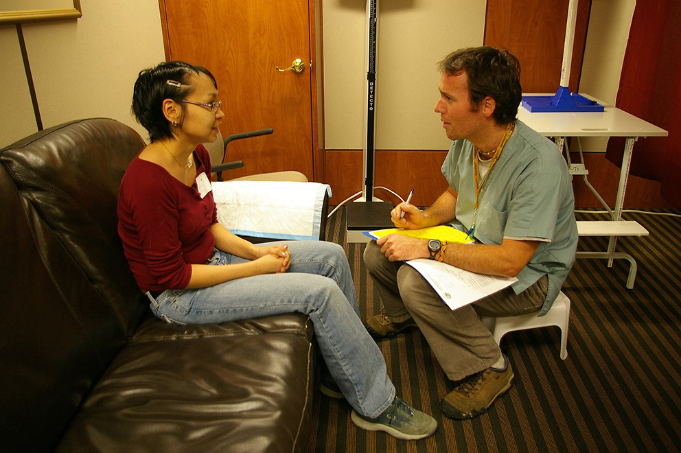 Une infirmière discute des résultats de la recherche avec une participante à une étude sur la santé des Inuit.