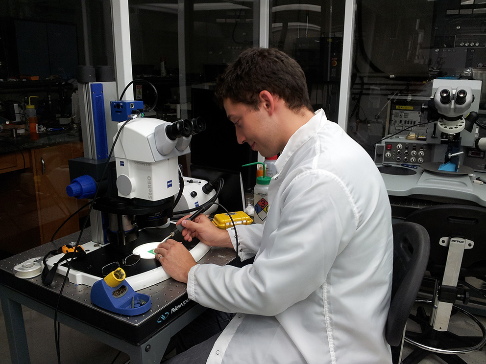 Doctorant Andre Bezanson travaillant dans un laboratoire.