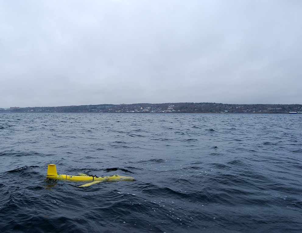 Un planeur de repérage flottant à la surface de l'océan.