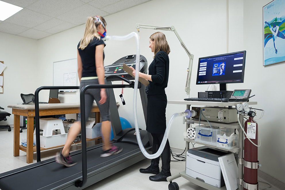 La chercheuse Kristin Campell surveille une marcheure sur tapis roulant pendant un test d'aptitude aérobique.
