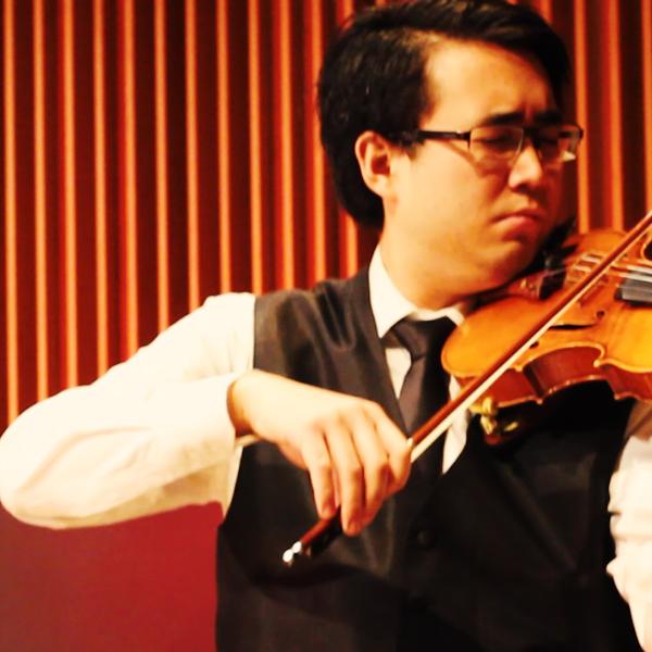 Ewald Cheung, étudiant des cycles supérieurs, joue du violon à la salle de concert de l’Université McGill.
