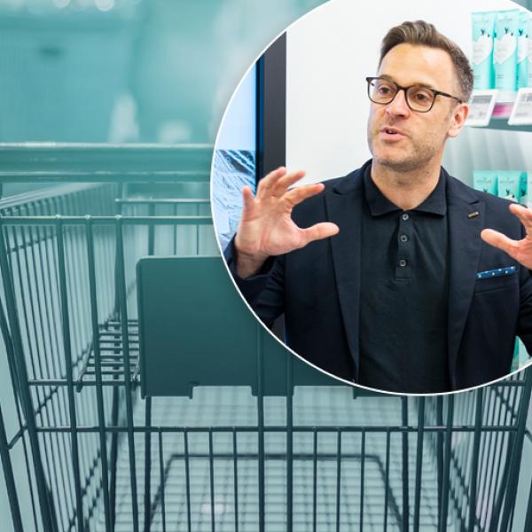 Image de Fabien Durif dans le GreenUXlab superposée à une image floue d'une allée de supermarché avec un caddie net au premier plan