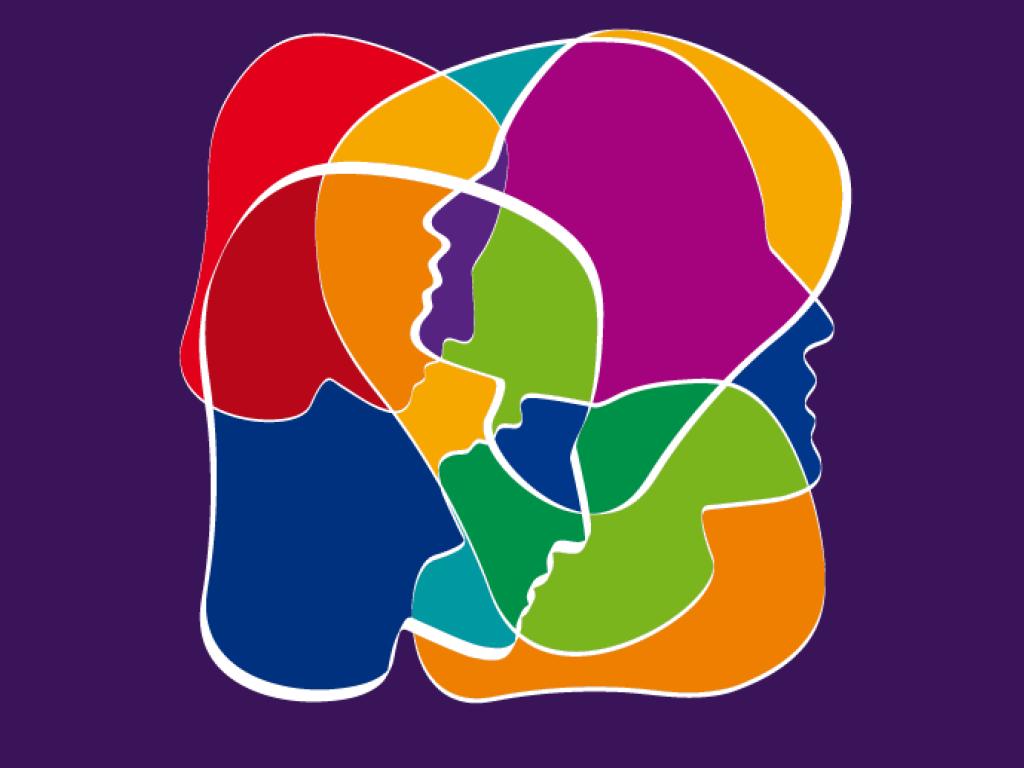 Une image de plusieurs têtes humaines multicolores superposées.