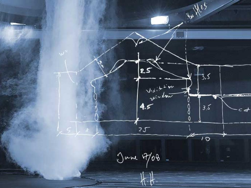 Simulation d’une tornade, telle une colonne de brouillard matinal, qui est propulsée du plafond d’un vaste tunnel noir. Un croquis à la main d’un tunnel aérodynamique recouvre partiellement l’image.
